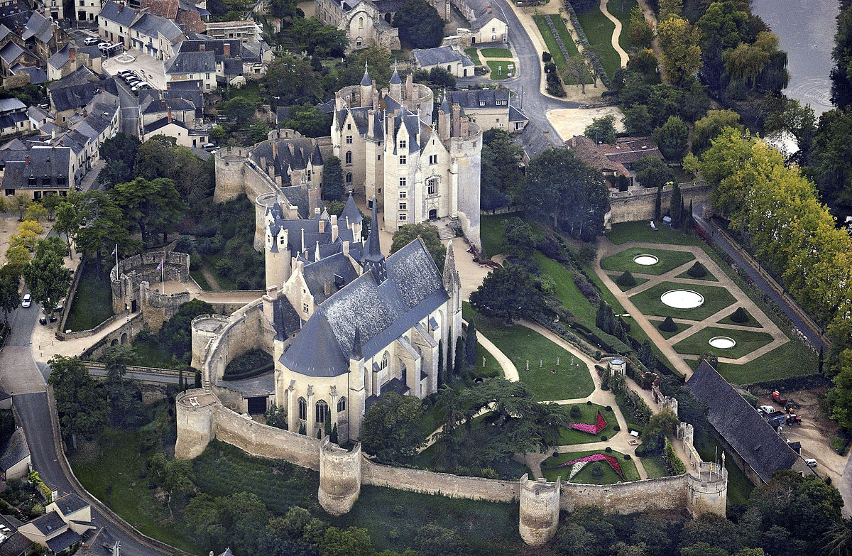 1200px-Montreuil-Bellay_castle,_aerial_view_-_Retouched.jpg