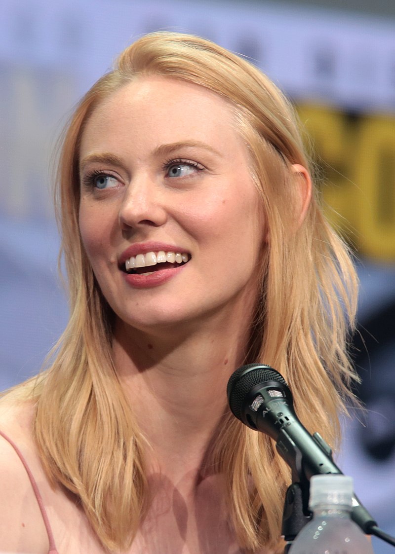 800px-Deborah_Ann_Woll_by_Gage_Skidmore_2.jpg