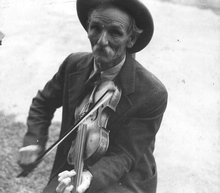 875px-Fiddlin_Bill_Henseley_Mountain_Fiddler_Asheville_North_Carolina_by_Ben_Shahn_1937_LOC_29...jpg