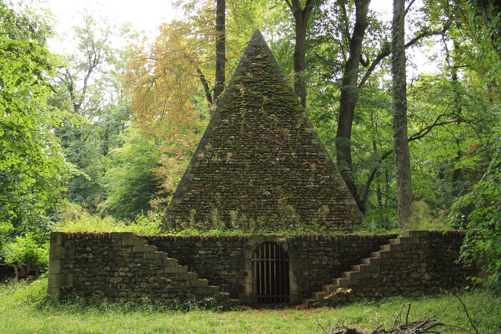 France, Chambourcy, Desert de Retz Pyramid Icehouse.jpg