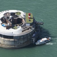 1200px-Guests_Arriving_at_Spitbank_Fort.jpg