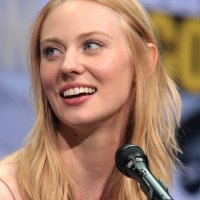 800px-Deborah_Ann_Woll_by_Gage_Skidmore_2.jpg