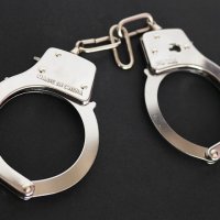 handcuffs-354042_640.jpg