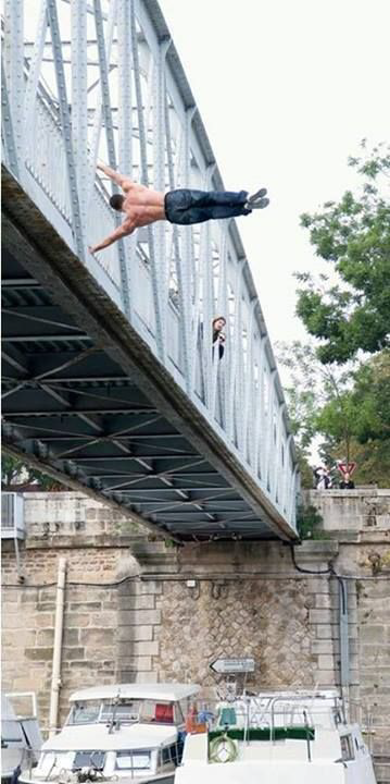 Body flag train bridge.png