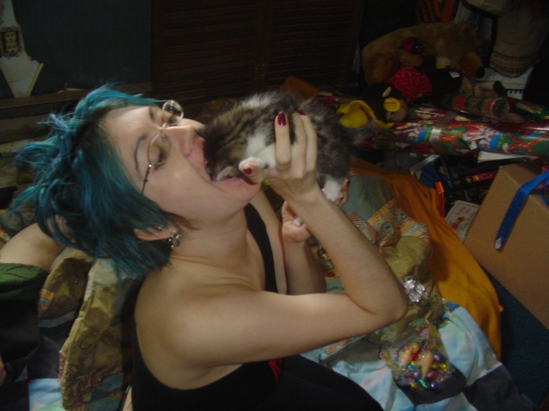courtney-eating-a-kitten[2004].jpg