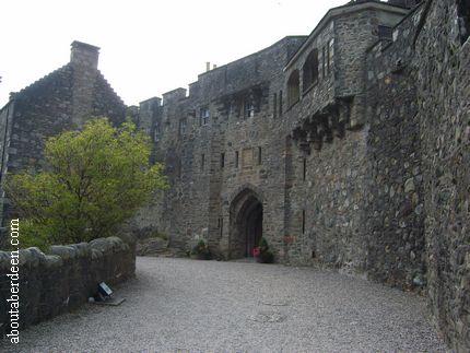 Eilean_Donan_Courtyard.jpg