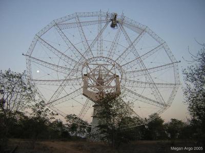 GMRT_antenna_at_sunset.jpg