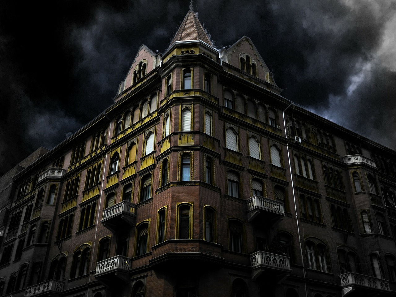 haunted-house-corner-200065_1280.jpg