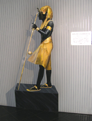 Illusion Museum 02 - fake statue.jpg