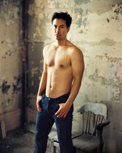 Keanu Reeves 6'1 180 lb.png