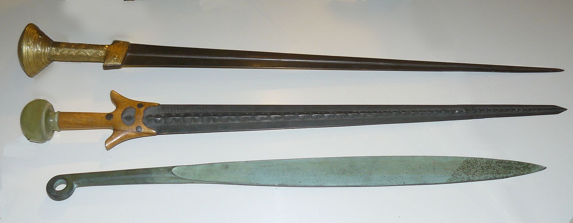 Mycenaean_swords_recostruction.jpg